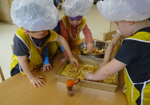 11 Dzieci rozkładają jabłka